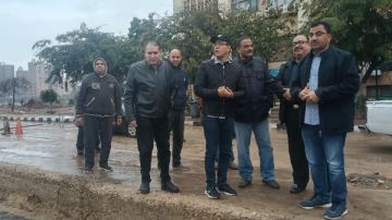 رئيس جامعة بنها يتفقد المنشآت الجامعية وإزالة آثار مياه الأمطار.. صور