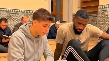 روديجير وجولر يؤديان صلاة الجمعة في أحد مساجد مدريد ..شاهد