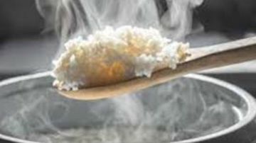 سر المطاعم.. مكون بسيط يضيفه الطهاة للأرز ليصبح مفلفلا مثل المطاعم