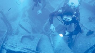 عاصفة تكشف كنزا مدفونا منذ 395 عاما.. ظهور بقايا سفينة تاريخية على سواحل إنجلترا