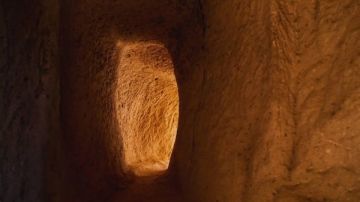 لغز تحت التلال.. نفق غامض يغلق بأحجار عملاقة تحير العلماء