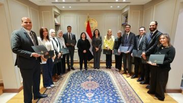 وزيرة التضامن تكرم فريق عمل الوزارة المشارك في معرض للحرف اليدوية بالهند