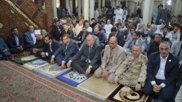 وسط المئات..محافظ قنا يؤدي صلاة عيد الفطر المبارك بمسجد عبدالرحيم القنائى