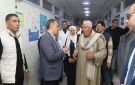 خلال زيارته لمستشفى أبو كبير.. محافظ الشرقية يصطحب مريضا للكشف عليه ويحيل المتغيبين للتحقيق
