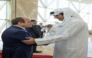أمير قطر يتقدم مستقبلي الرئيس المصري