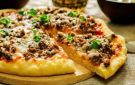 طريقة عمل البيتزا باللحمة المفرومة في المنزل بعجينة هشة