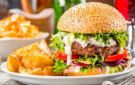 برجر منزلي مطور.. وصفة سهلة بطعم المطاعم وخطوات احترافية في البيت