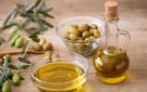 ماذا يحدث لجسمك عند تناول زيت الزيتون على الريق؟