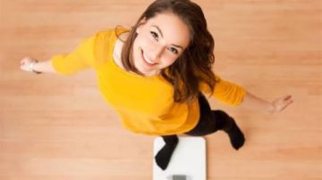 لماذا يثبت الوزن رغم اتساع الملابس؟ خبير يوضح: فقدان الدهون مع زيادة العضلات هو السر