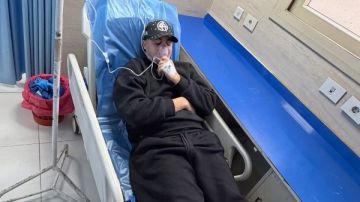 مصطفى عنبة يثير القلق بصورة من داخل المستشفى