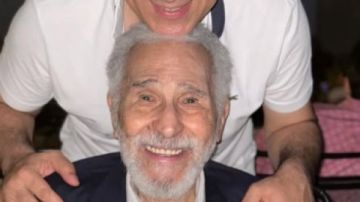 نجل عبدالرحمن أبو زهرة يستغيث : المستشفى رافضة وجودنا بجوار والدي في أوقاته الأخيرة نجل عبدالرحمن أبو زهرة يستغيث : المستشفى رافضة وجودنا بجوار والدي في أوقاته الأخيرة