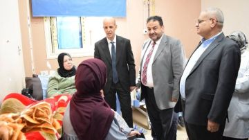رئيس جامعة بني سويف يطمئن علي حالة المرضى الفلسطينيين المتواجدين بالمستشفى الجامعى