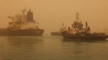 الإنقاذ البحري بقناة السويس ينجح في تعويم سفينة صب بعد جنوحها بعطل فني الإنقاذ البحري بقناة السويس ينجح في تعويم سفينة صب بعد جنوحها بعطل فني