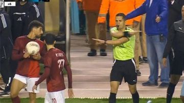 فيفا يُبرئ محمود وفا في ركلة جزاء الأهلي الملغاة أمام سيراميكا