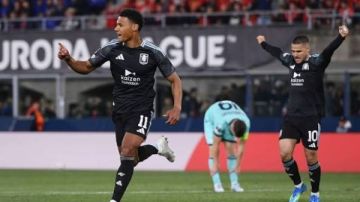 أستون فيلا يهزم بولونيا بثلاثية خارج الديار في الدوري الأوروبي