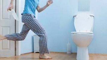 هل يجوز إكمال الصلاة عند حبس البول؟