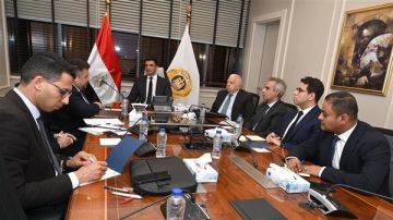 باستثمارات 5 مليارات دولار.. وزير الصناعة يبحث إنشاء مجمع لإنتاج الأمونيا الخضراء برأس بناس