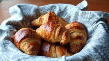 بحشوات مختلفة .. طريقة عمل الكرواسون الهش في المنزل بحشوات مختلفة .. طريقة عمل الكرواسون الهش في المنزل