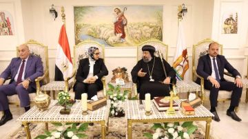 محافظ الوادي الجديد يهنئ نيافة الأنبا أرسانيوس وأقباط المحافظة بعيد القيامة المجيد