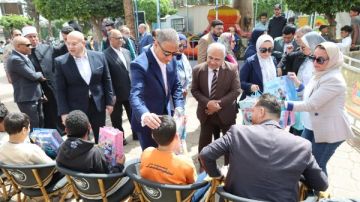 محافظ الجيزة يشارك الأطفال فرحتهم في احتفالية يوم اليتيم محافظ الجيزة يشارك الأطفال فرحتهم في احتفالية يوم اليتيم