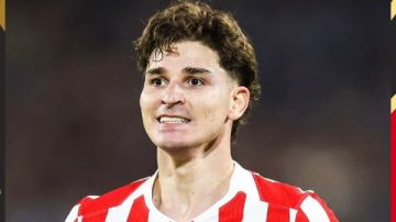 برشلونة يراقب ألفاريز.. وموقف حاسم من أتلتيكو مدريد