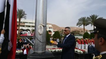 محافظ جنوب سيناء يرفع العلم بساحة العلم بطابا احتفالا بالعيد القومي الـ37