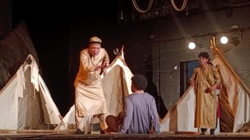 العرض المسرحي طائر يناقش صراع النقاء الإنساني مع المجتمع على مسرح الأنفوشي