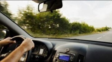 عادات خاطئة أثناء قيادة السيارات ابتعد عنها ؟