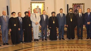 وزير التعليم العالي يزور الكنيسة المرقسية بالإسكندرية ويهنئ للأخوة الأقباط بعيد القيامة المجيد صور