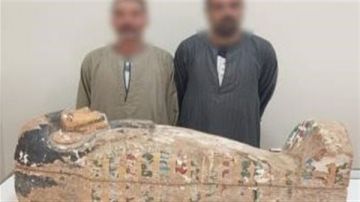 يعود للعصر الروماني.. الداخلية تنجح في ضبط تابوت أثري بحوزة شخصين بسوهاج