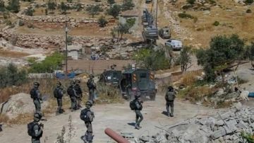 40 مدنيا إسرائيليا يتوغلون مئات الأمتار داخل الأراضي السورية 40 مدنيا إسرائيليا يتوغلون مئات الأمتار داخل الأراضي السورية