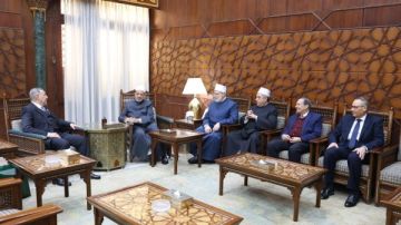 شيخ الأزهر يستقبل رئيس المحكمة الدستورية العليا للاطمئنان على صحته شيخ الأزهر يستقبل رئيس المحكمة الدستورية العليا للاطمئنان على صحته