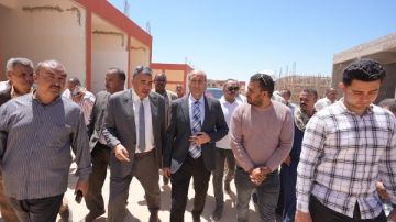 محافظ أسيوط يتفقد مشروع السوق الحضري بالكوم الأحمر ويشدد على سرعة الانتهاء