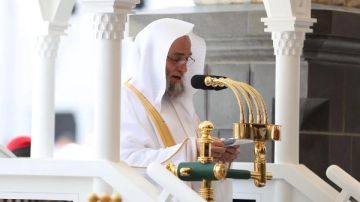 خطيب المسجد الحرام يوضح كيف يزين الشيطان الباطل.. فاحذر