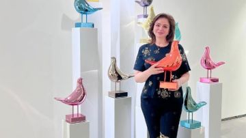 إلهام شاهين بإطلالة لافتة من معرض أحمد فريد