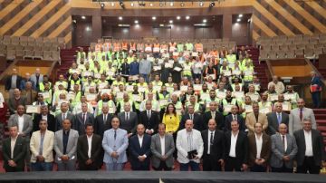 محافظ الجيزة يكرم عمال النظافة والسائقين تقديرا لدورهم في التعامل مع موجة الأمطار