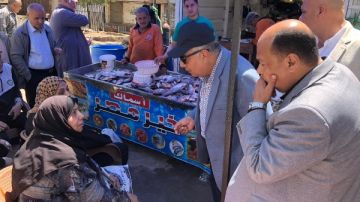 محافظ الدقهلية يتفقد المعرض الدائم للسلع الغذائية بحي شرق المنصورة