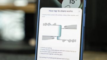 أندرويد يعيد ميزة Tap to Share لمشاركة كل شيء بمجرد تلامس الهواتف