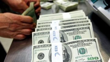 تراجع كبير.. سعر الدولار فى البنك الأهلي عاجل