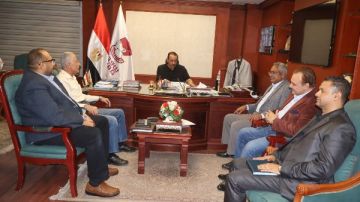 محافظ سوهاج يعقد اجتماعا موسعا مع مستشار رئيس الوزراء لمراجعة مشروعات حياة كريمة