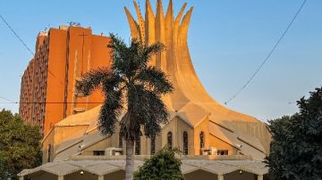 كاتدرائية جميع القديسين تتزين بالأضواء احتفالا بعيد القيامة المجيد كاتدرائية جميع القديسين تتزين بالأضواء احتفالا بعيد القيامة المجيد