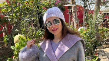 مي عز الدين تلفت الأنظار بإطلالة شتوية