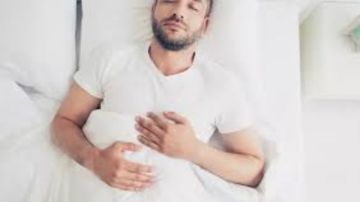 كارثة بدون صوت .. عادة يومية قبل النوم قد تدمر صحة المخ دون أن تشعر