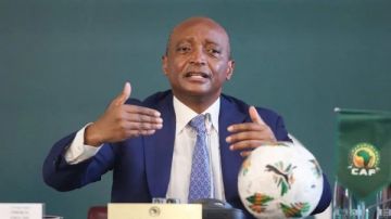 موتسيبي يصل السنغال بعد جدل سحب لقب أمم إفريقيا