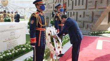 السيسي يضع إكليلا من الزهور على النصب التذكاري وقبر السادات في الذكرى الـ 44 لتحرير سيناء