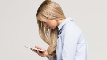 عادات يومية شائعة تدمر وضعية الجسم.. تسبب آلام الرقبة والظهر عادات يومية شائعة تدمر وضعية الجسم.. تسبب آلام الرقبة والظهر