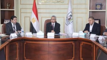 محافظ بني سويف يناقش مستجدات الموقف التنفيذي لمشروع تطوير مصنع تدوير القمامة بسمسطا