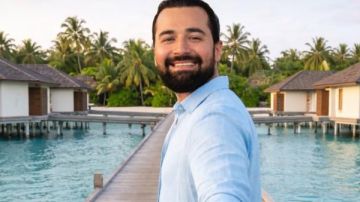 أحمد حاتم يمازح جمهوره بصورة AI بعد نفيه الزواج