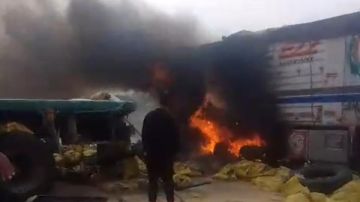 إخماد الحريق.. تصادم بين سيارتين نقل على الطريق الدولي بكفر الشيخ صور