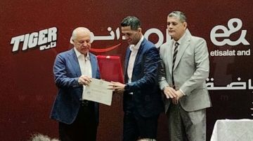 تكريم محمود وفا ومنحه الشارة الدولية تكريم محمود وفا ومنحه الشارة الدولية